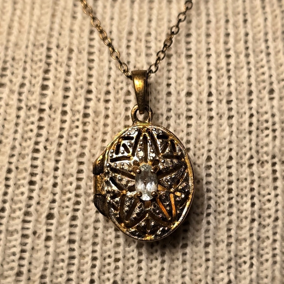 Jewelry - Gold Star Locket Necklace